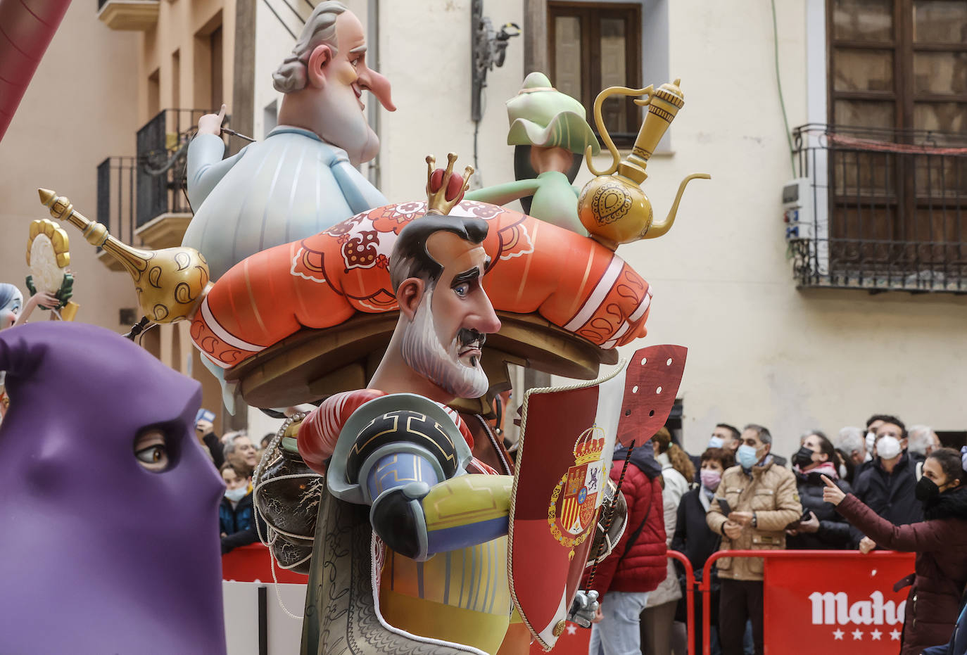 La falla de la plaza del Pilar simboliza a las nuevas tecnologías, la clase política o las farmacéuticas mediante las figuras de la reina o el alfil. El lema de este año es directo: 'Jaque'