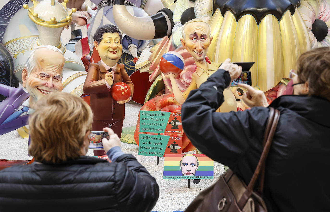 La falla de la plaza del Pilar simboliza a las nuevas tecnologías, la clase política o las farmacéuticas mediante las figuras de la reina o el alfil. El lema de este año es directo: 'Jaque'