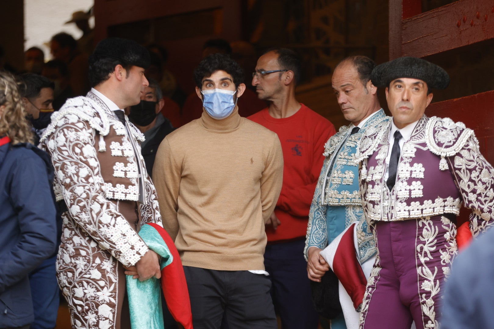 Gonçalo Guedes junto a los diestros antes de salir a la plaza.