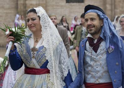 Imagen secundaria 1 - Ofrenda Fallas 2022 | Ofrenda: el fervor a la Virgen puede con la lluvia