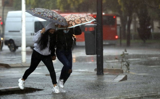 El temporal obliga a cerrar el puerto de Valencia y deja lluvias con más de 100 litros