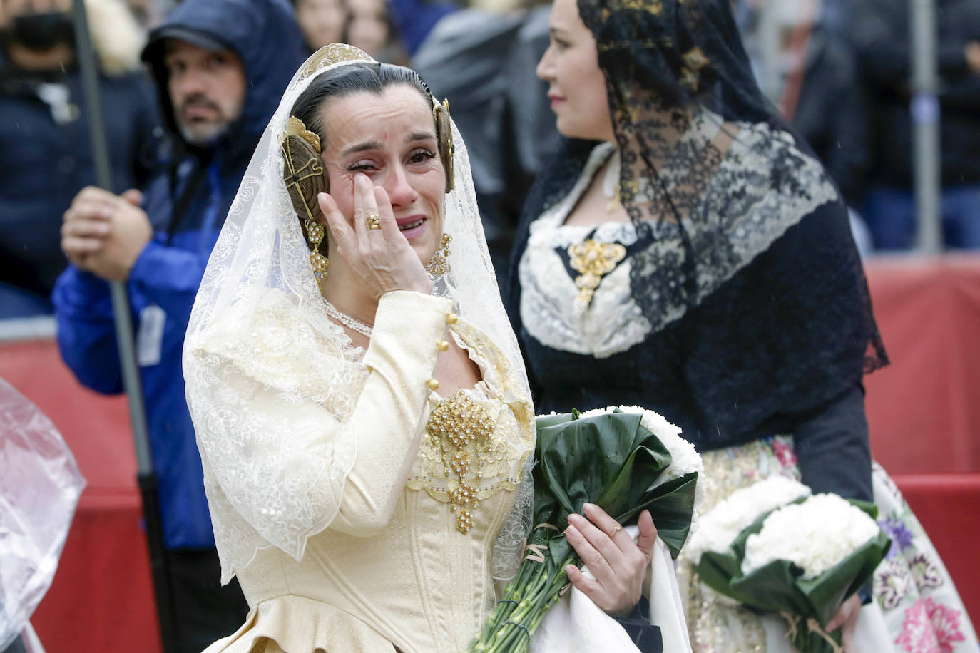 La lluvia no ha podido con el fervor a la Virgen de los Desemperados. La primera jornada de la ofrenda de las Fallas está pasada por agua y protagonizada por las flores y los paraguas, pero nada detiene la ilusión de los falleros de desfilar hasta la Mare de Déu. 