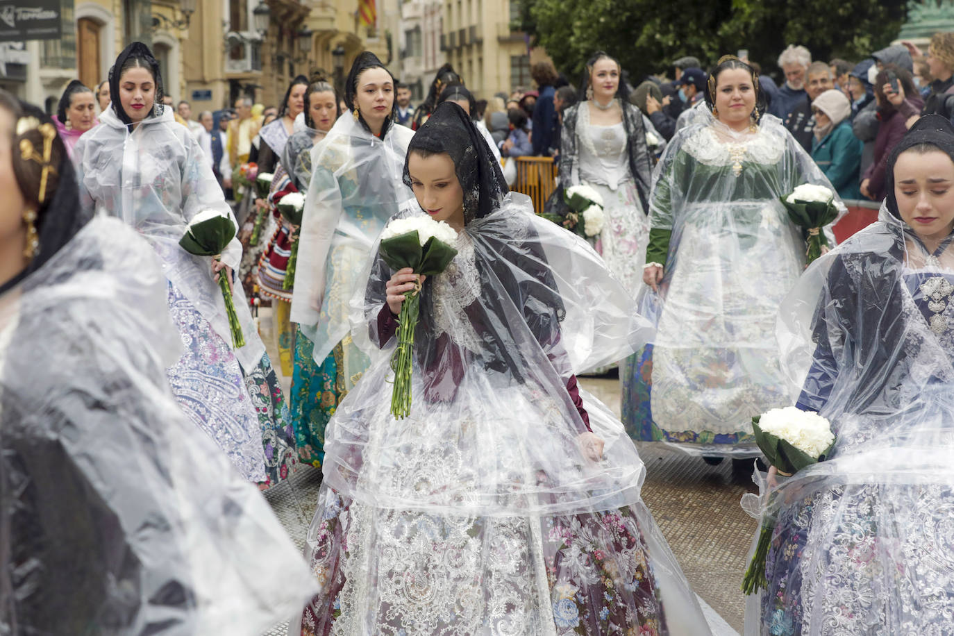 La lluvia no ha podido con el fervor a la Virgen de los Desemperados. La primera jornada de la ofrenda de las Fallas está pasada por agua y protagonizada por las flores y los paraguas, pero nada detiene la ilusión de los falleros de desfilar hasta la Mare de Déu. 