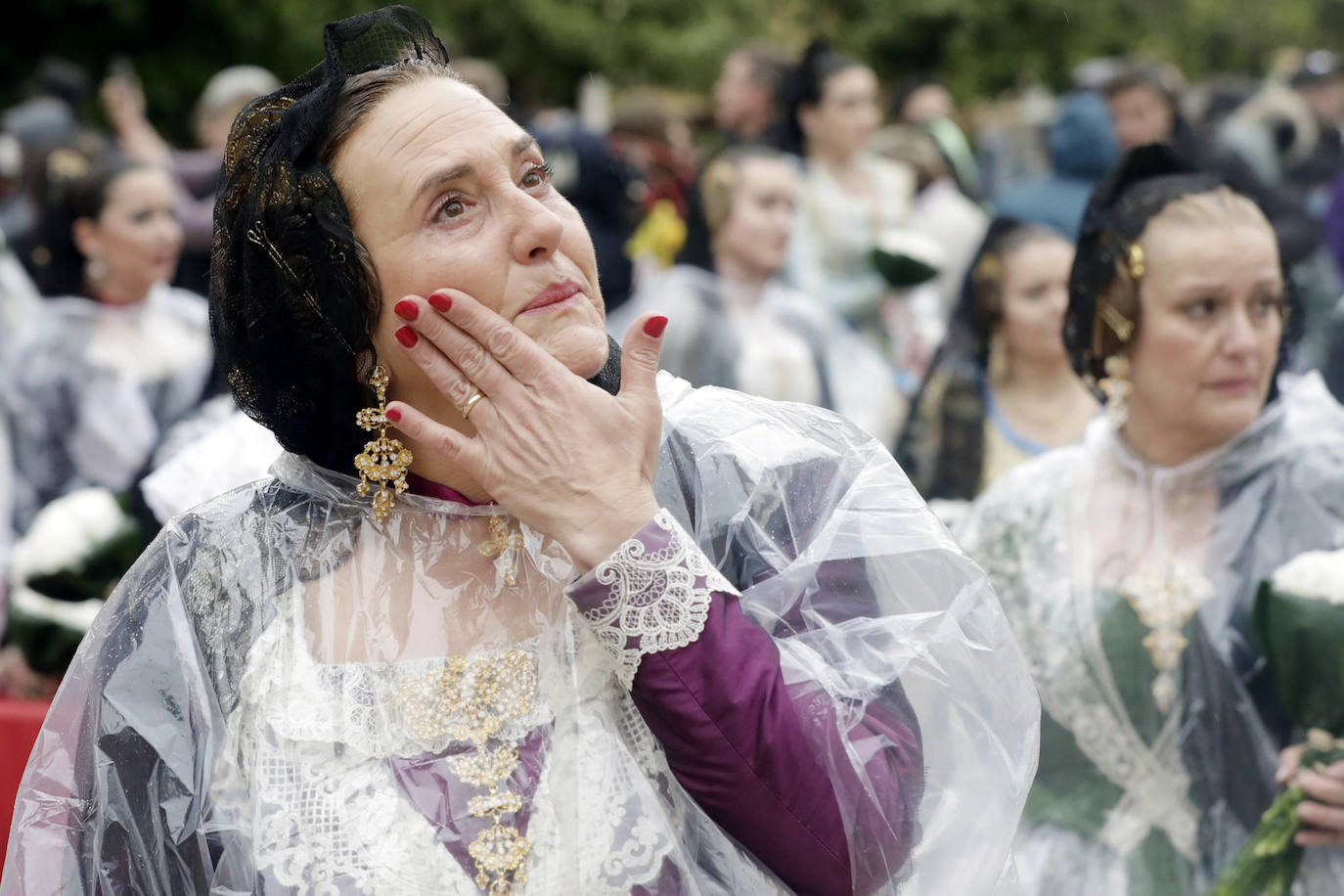 La lluvia no ha podido con el fervor a la Virgen de los Desemperados. La primera jornada de la ofrenda de las Fallas está pasada por agua y protagonizada por las flores y los paraguas, pero nada detiene la ilusión de los falleros de desfilar hasta la Mare de Déu. 