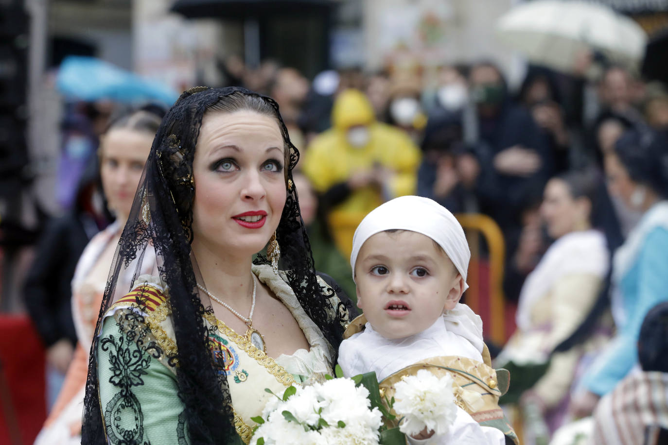 La lluvia no ha podido con el fervor a la Virgen de los Desemperados. La primera jornada de la ofrenda de las Fallas está pasada por agua y protagonizada por las flores y los paraguas, pero nada detiene la ilusión de los falleros de desfilar hasta la Mare de Déu. 