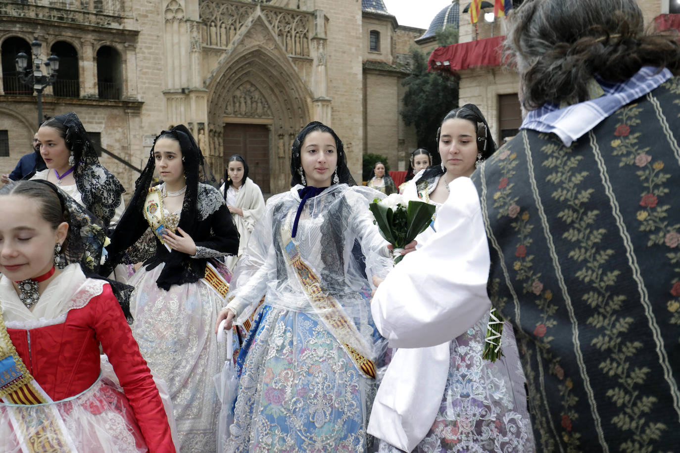 La lluvia no ha podido con el fervor a la Virgen de los Desemperados. La primera jornada de la ofrenda de las Fallas está pasada por agua y protagonizada por las flores y los paraguas, pero nada detiene la ilusión de los falleros de desfilar hasta la Mare de Déu. 