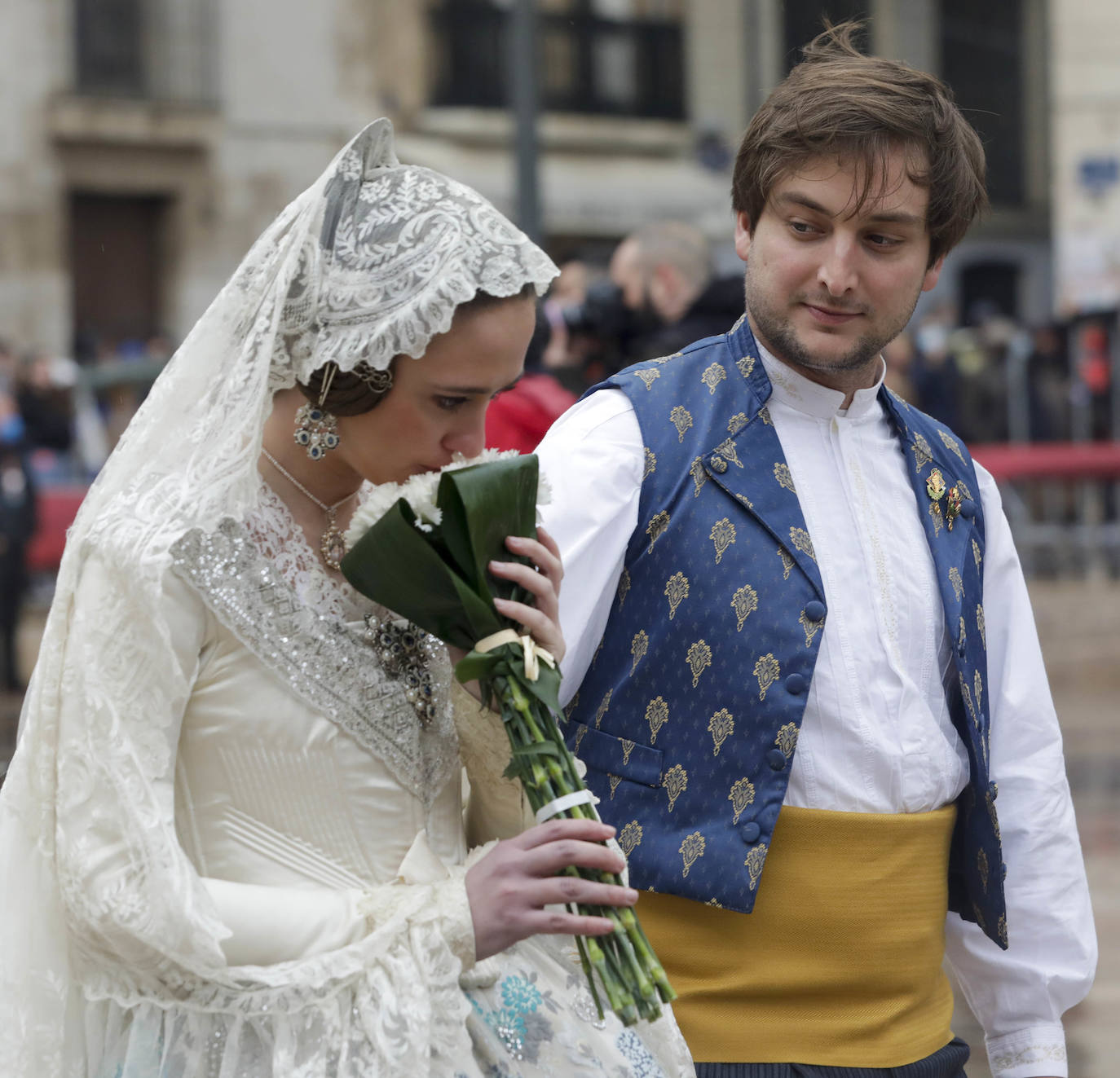 La lluvia no ha podido con el fervor a la Virgen de los Desemperados. La primera jornada de la ofrenda de las Fallas está pasada por agua y protagonizada por las flores y los paraguas, pero nada detiene la ilusión de los falleros de desfilar hasta la Mare de Déu. 