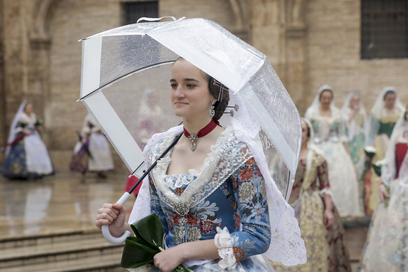 La lluvia no ha podido con el fervor a la Virgen de los Desemperados. La primera jornada de la ofrenda de las Fallas está pasada por agua y protagonizada por las flores y los paraguas, pero nada detiene la ilusión de los falleros de desfilar hasta la Mare de Déu. 