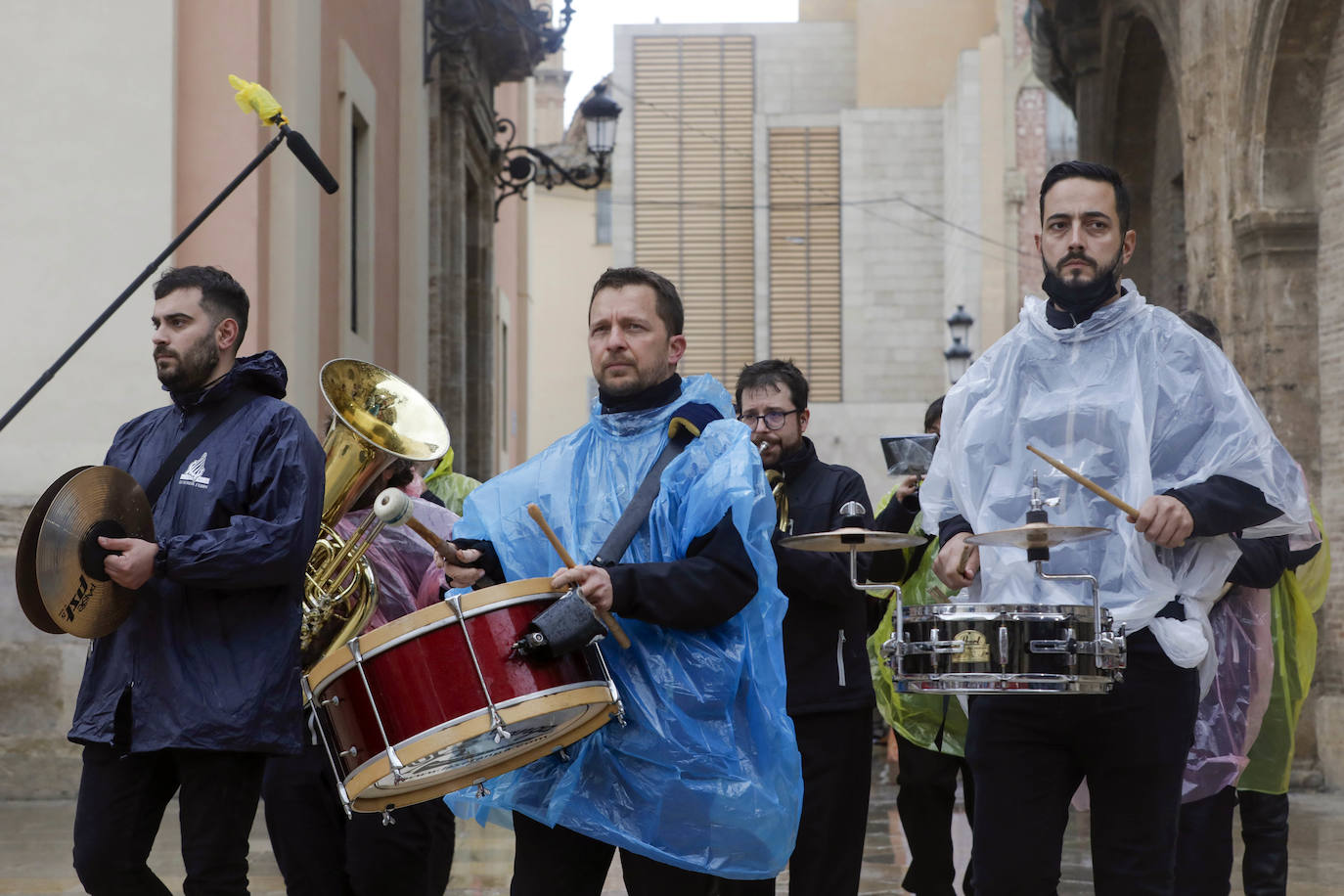 La lluvia no ha podido con el fervor a la Virgen de los Desemperados. La primera jornada de la ofrenda de las Fallas está pasada por agua y protagonizada por las flores y los paraguas, pero nada detiene la ilusión de los falleros de desfilar hasta la Mare de Déu. 