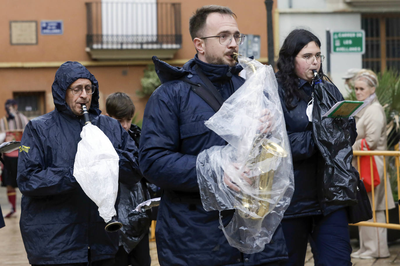 La lluvia no ha podido con el fervor a la Virgen de los Desemperados. La primera jornada de la ofrenda de las Fallas está pasada por agua y protagonizada por las flores y los paraguas, pero nada detiene la ilusión de los falleros de desfilar hasta la Mare de Déu. 