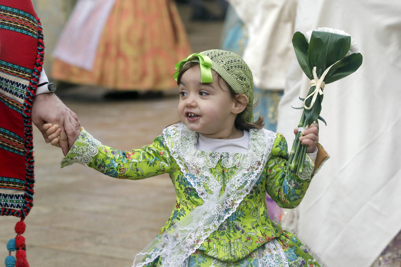 La lluvia no ha podido con el fervor a la Virgen de los Desemperados. La primera jornada de la ofrenda de las Fallas está pasada por agua y protagonizada por las flores y los paraguas, pero nada detiene la ilusión de los falleros de desfilar hasta la Mare de Déu. 