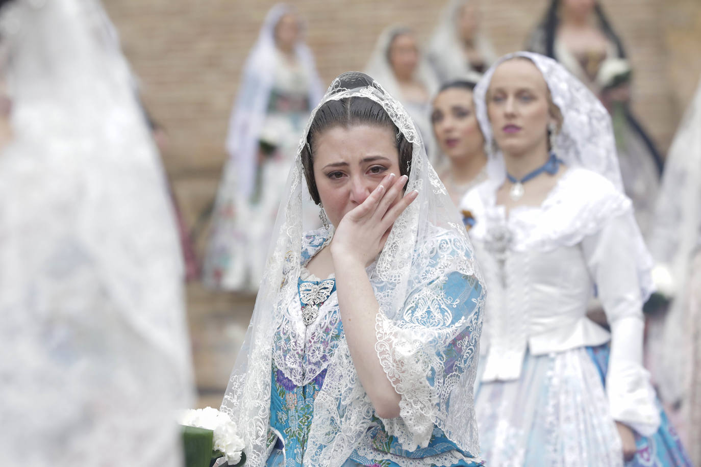 La lluvia no ha podido con el fervor a la Virgen de los Desemperados. La primera jornada de la ofrenda de las Fallas está pasada por agua y protagonizada por las flores y los paraguas, pero nada detiene la ilusión de los falleros de desfilar hasta la Mare de Déu. 