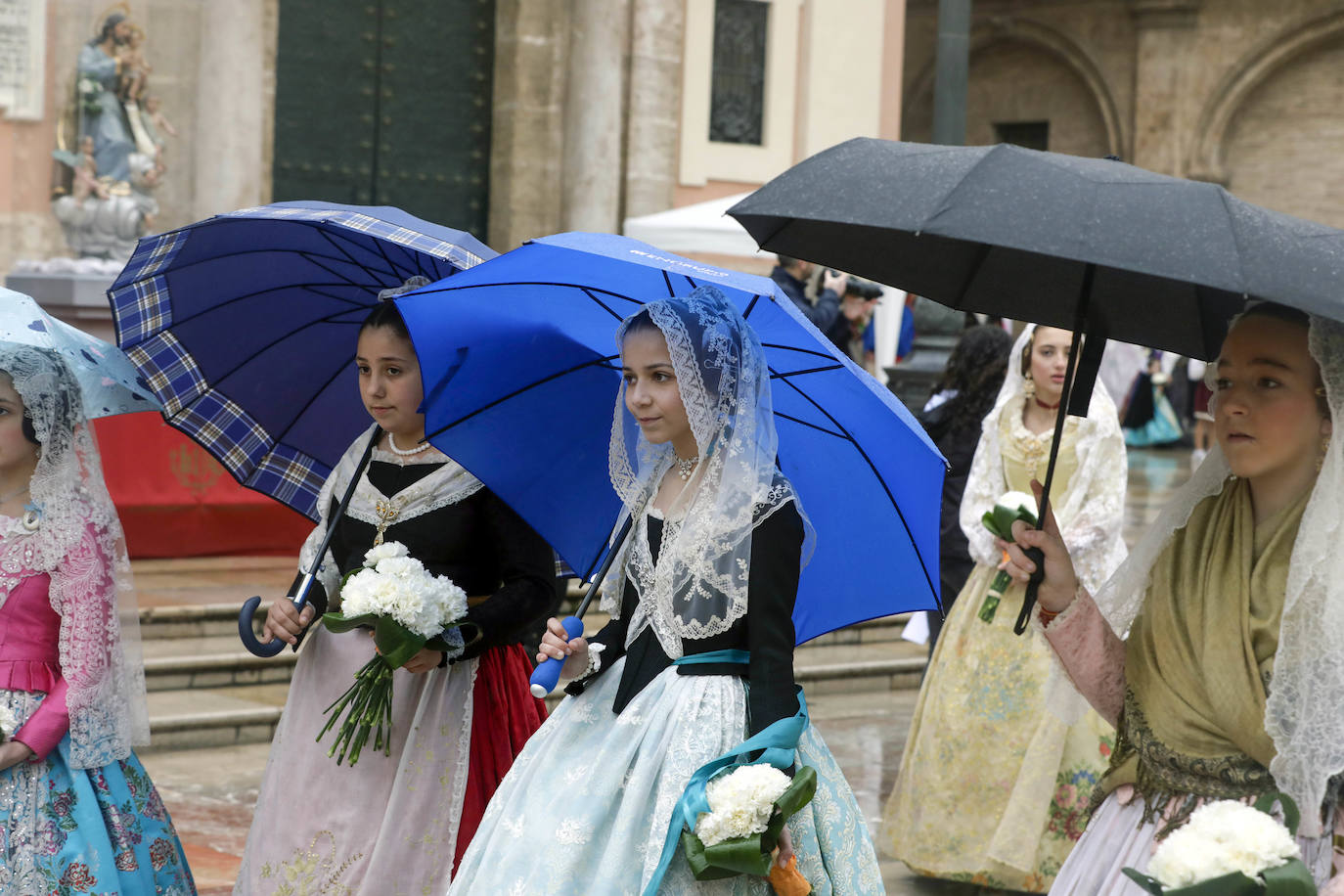 La lluvia no ha podido con el fervor a la Virgen de los Desemperados. La primera jornada de la ofrenda de las Fallas está pasada por agua y protagonizada por las flores y los paraguas, pero nada detiene la ilusión de los falleros de desfilar hasta la Mare de Déu. 