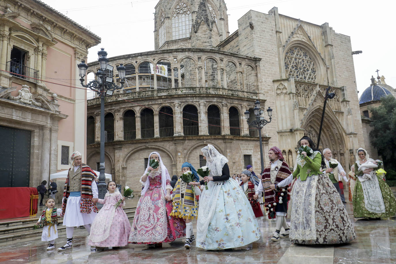 La lluvia no ha podido con el fervor a la Virgen de los Desemperados. La primera jornada de la ofrenda de las Fallas está pasada por agua y protagonizada por las flores y los paraguas, pero nada detiene la ilusión de los falleros de desfilar hasta la Mare de Déu. 