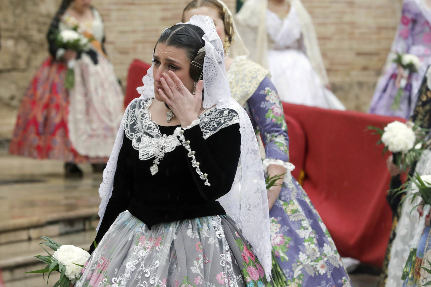 La lluvia no ha podido con el fervor a la Virgen de los Desemperados. La primera jornada de la ofrenda de las Fallas está pasada por agua y protagonizada por las flores y los paraguas, pero nada detiene la ilusión de los falleros de desfilar hasta la Mare de Déu. 