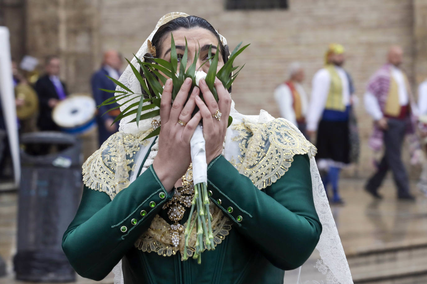 La lluvia no ha podido con el fervor a la Virgen de los Desemperados. La primera jornada de la ofrenda de las Fallas está pasada por agua y protagonizada por las flores y los paraguas, pero nada detiene la ilusión de los falleros de desfilar hasta la Mare de Déu. 