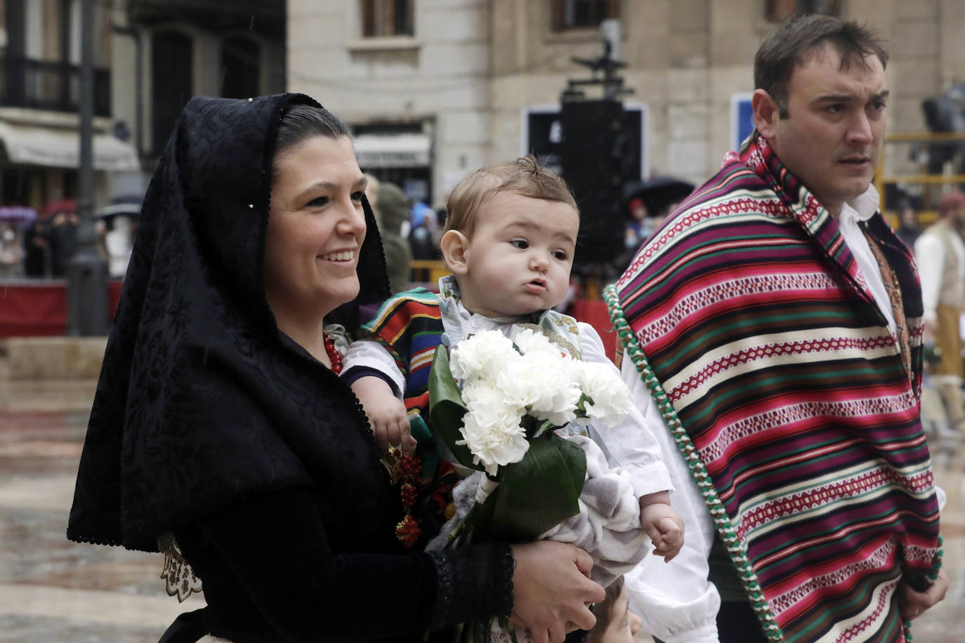 La lluvia no ha podido con el fervor a la Virgen de los Desemperados. La primera jornada de la ofrenda de las Fallas está pasada por agua y protagonizada por las flores y los paraguas, pero nada detiene la ilusión de los falleros de desfilar hasta la Mare de Déu. 