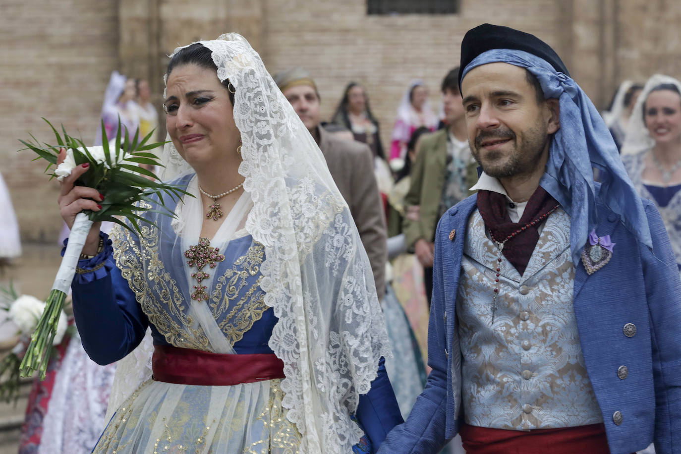 La lluvia no ha podido con el fervor a la Virgen de los Desemperados. La primera jornada de la ofrenda de las Fallas está pasada por agua y protagonizada por las flores y los paraguas, pero nada detiene la ilusión de los falleros de desfilar hasta la Mare de Déu. 