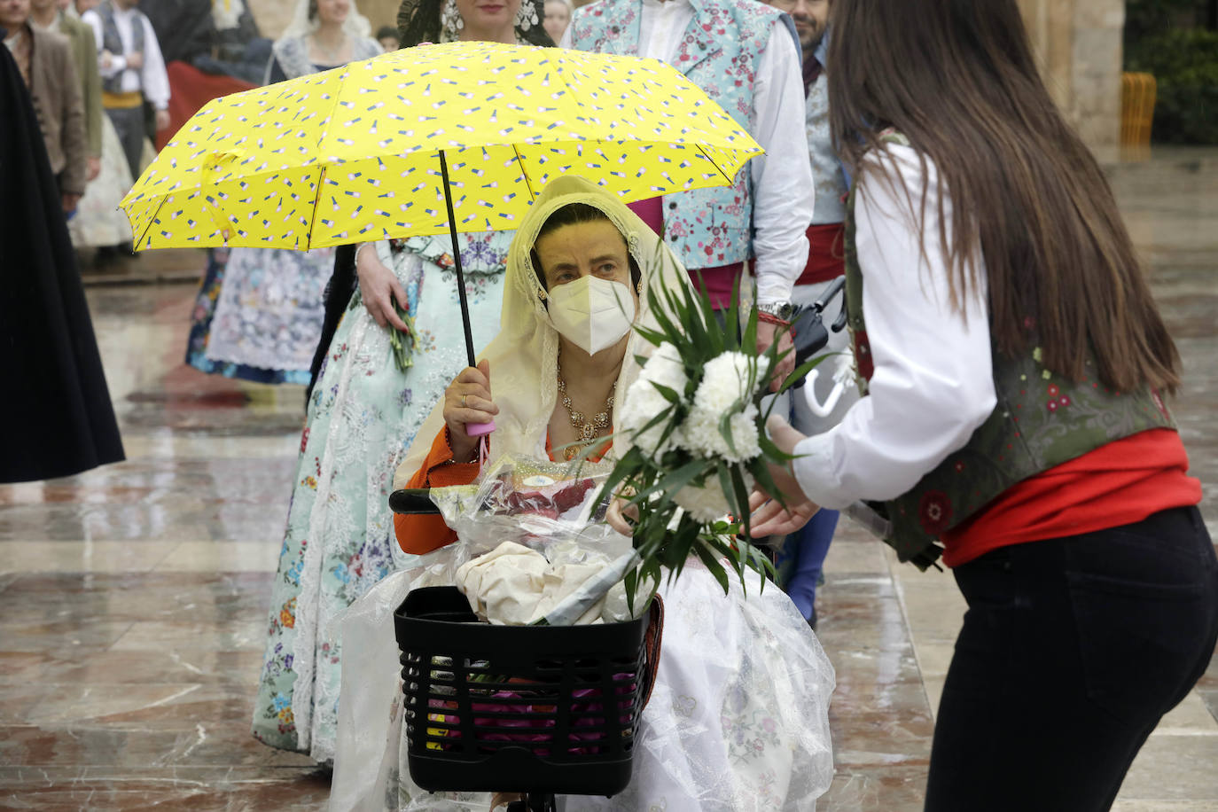 La lluvia no ha podido con el fervor a la Virgen de los Desemperados. La primera jornada de la ofrenda de las Fallas está pasada por agua y protagonizada por las flores y los paraguas, pero nada detiene la ilusión de los falleros de desfilar hasta la Mare de Déu. 