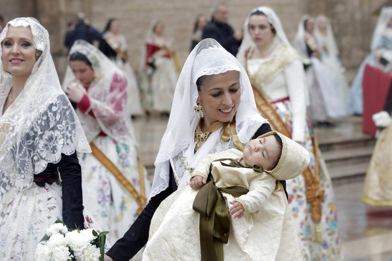 La lluvia no ha podido con el fervor a la Virgen de los Desemperados. La primera jornada de la ofrenda de las Fallas está pasada por agua y protagonizada por las flores y los paraguas, pero nada detiene la ilusión de los falleros de desfilar hasta la Mare de Déu. 