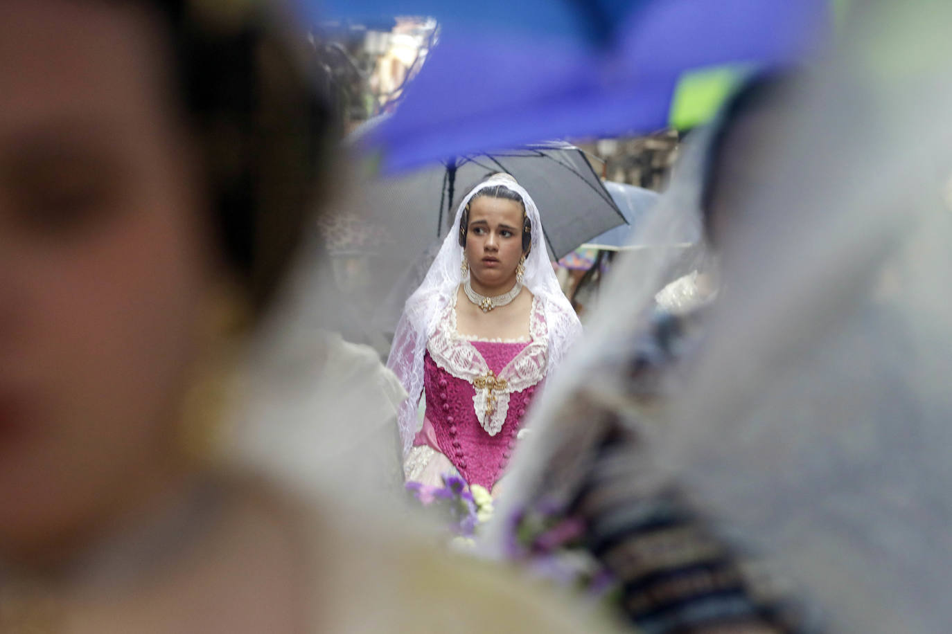 La lluvia no ha podido con el fervor a la Virgen de los Desemperados. La primera jornada de la ofrenda de las Fallas está pasada por agua y protagonizada por las flores y los paraguas, pero nada detiene la ilusión de los falleros de desfilar hasta la Mare de Déu. 