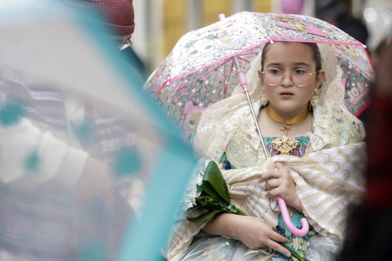 La lluvia no ha podido con el fervor a la Virgen de los Desemperados. La primera jornada de la ofrenda de las Fallas está pasada por agua y protagonizada por las flores y los paraguas, pero nada detiene la ilusión de los falleros de desfilar hasta la Mare de Déu. 