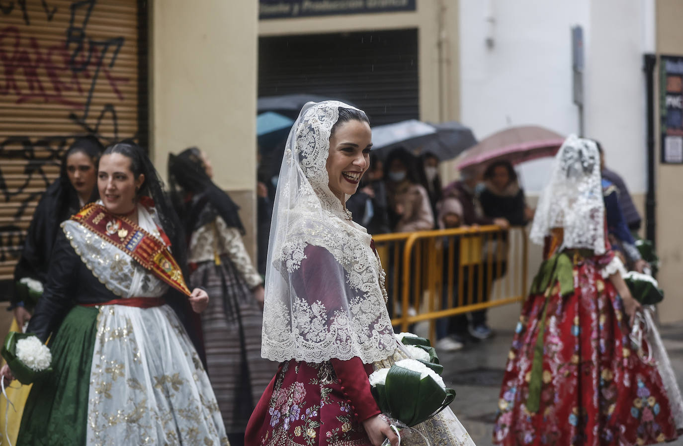 La lluvia no ha podido con el fervor a la Virgen de los Desemperados. La primera jornada de la ofrenda de las Fallas está pasada por agua y protagonizada por las flores y los paraguas, pero nada detiene la ilusión de los falleros de desfilar hasta la Mare de Déu. 