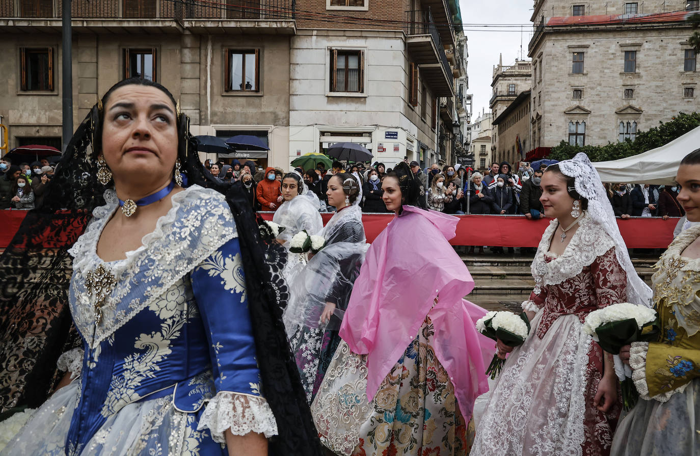 La lluvia no ha podido con el fervor a la Virgen de los Desemperados. La primera jornada de la ofrenda de las Fallas está pasada por agua y protagonizada por las flores y los paraguas, pero nada detiene la ilusión de los falleros de desfilar hasta la Mare de Déu. 