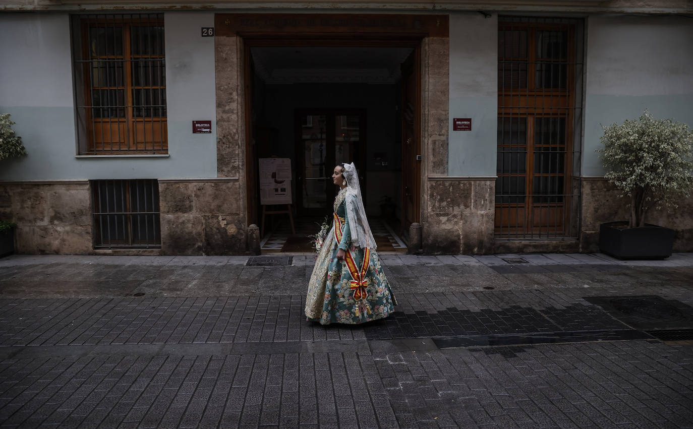 La lluvia no ha podido con el fervor a la Virgen de los Desemperados. La primera jornada de la ofrenda de las Fallas está pasada por agua y protagonizada por las flores y los paraguas, pero nada detiene la ilusión de los falleros de desfilar hasta la Mare de Déu. 