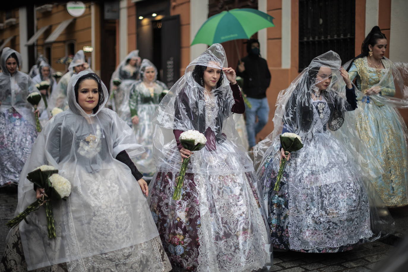 La lluvia no ha podido con el fervor a la Virgen de los Desemperados. La primera jornada de la ofrenda de las Fallas está pasada por agua y protagonizada por las flores y los paraguas, pero nada detiene la ilusión de los falleros de desfilar hasta la Mare de Déu. 