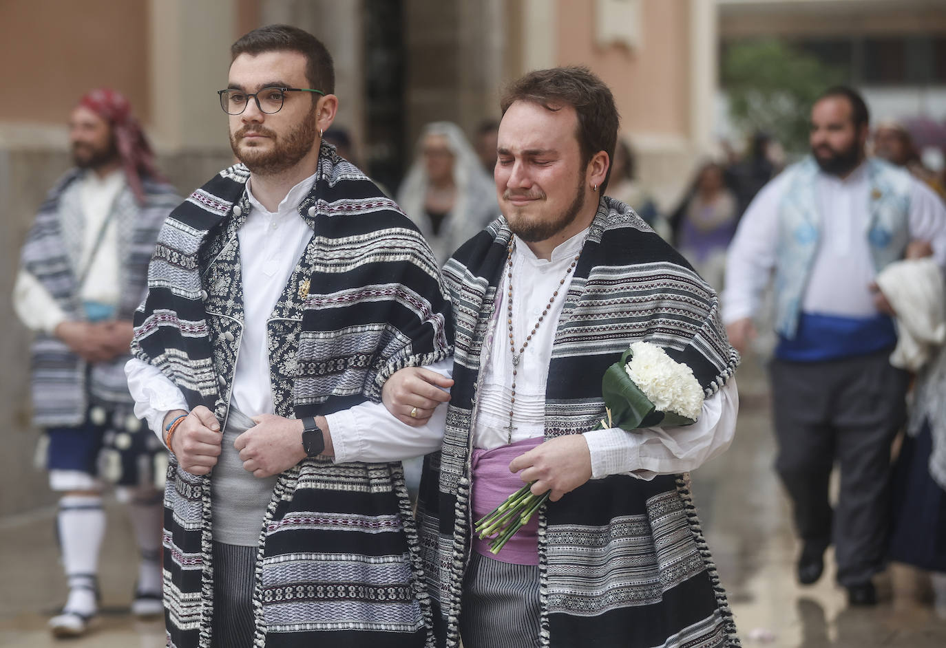 La lluvia no ha podido con el fervor a la Virgen de los Desemperados. La primera jornada de la ofrenda de las Fallas está pasada por agua y protagonizada por las flores y los paraguas, pero nada detiene la ilusión de los falleros de desfilar hasta la Mare de Déu. 