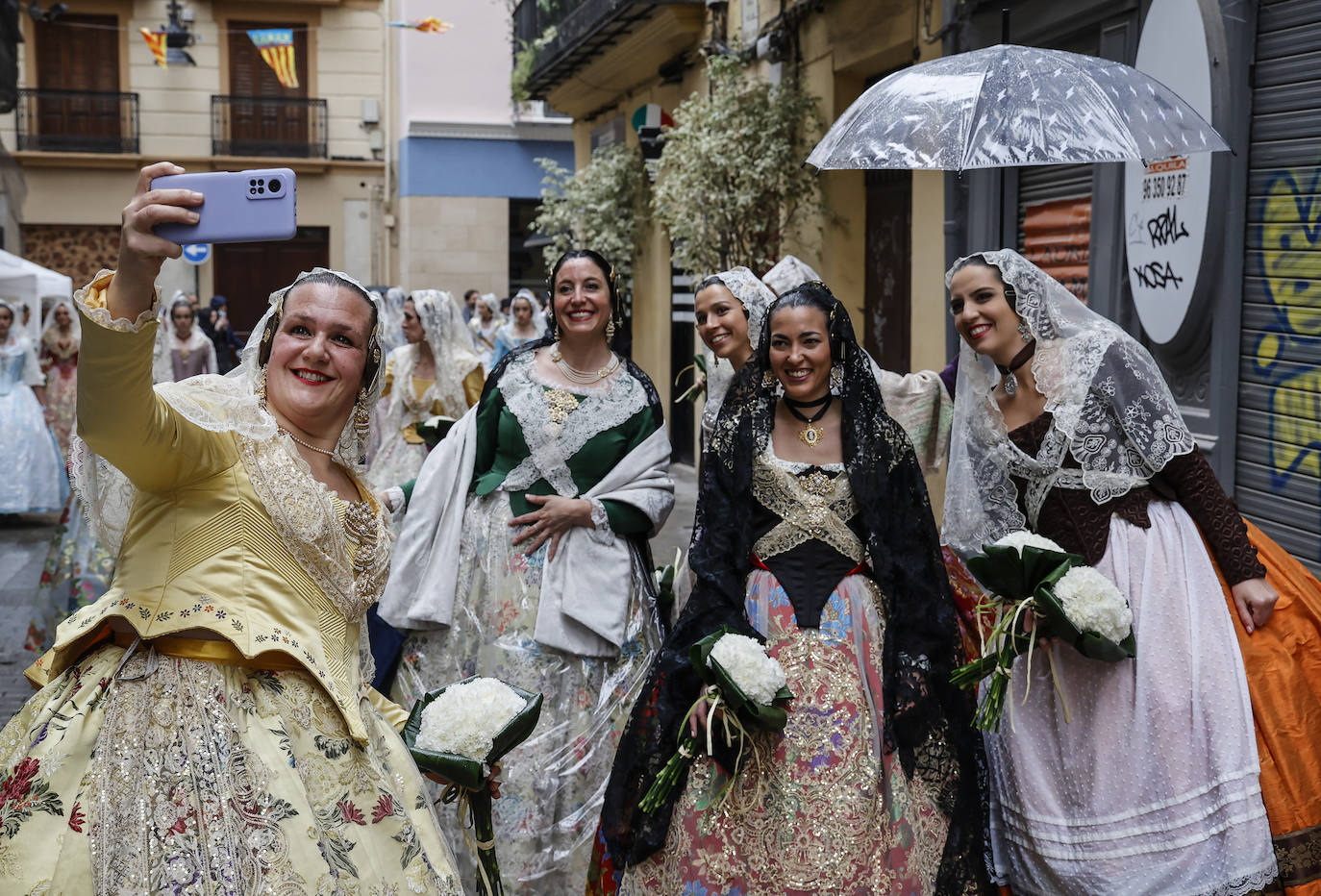 La lluvia no ha podido con el fervor a la Virgen de los Desemperados. La primera jornada de la ofrenda de las Fallas está pasada por agua y protagonizada por las flores y los paraguas, pero nada detiene la ilusión de los falleros de desfilar hasta la Mare de Déu. 