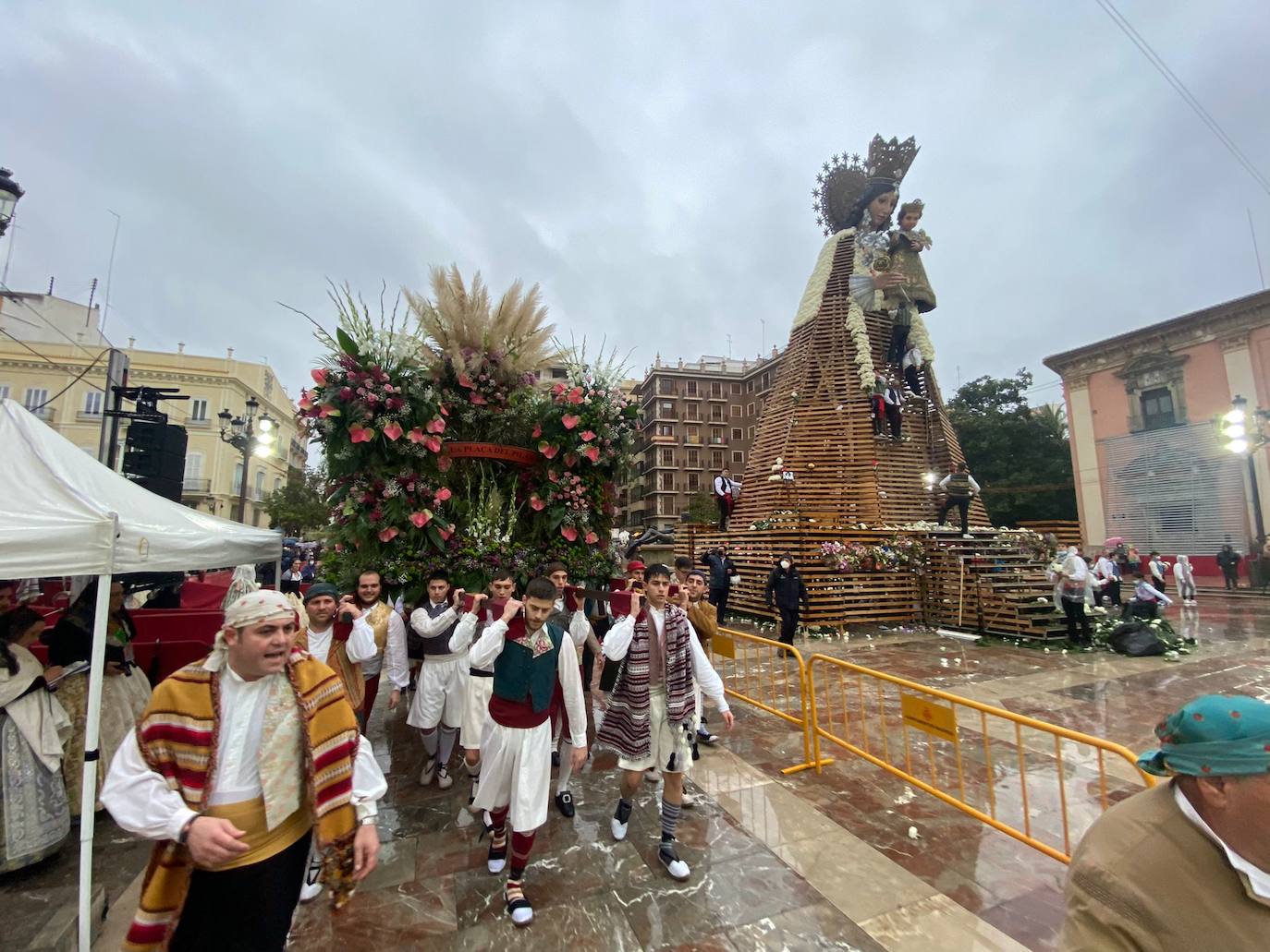 La lluvia no ha podido con el fervor a la Virgen de los Desemperados. La primera jornada de la ofrenda de las Fallas está pasada por agua y protagonizada por las flores y los paraguas, pero nada detiene la ilusión de los falleros de desfilar hasta la Mare de Déu. 