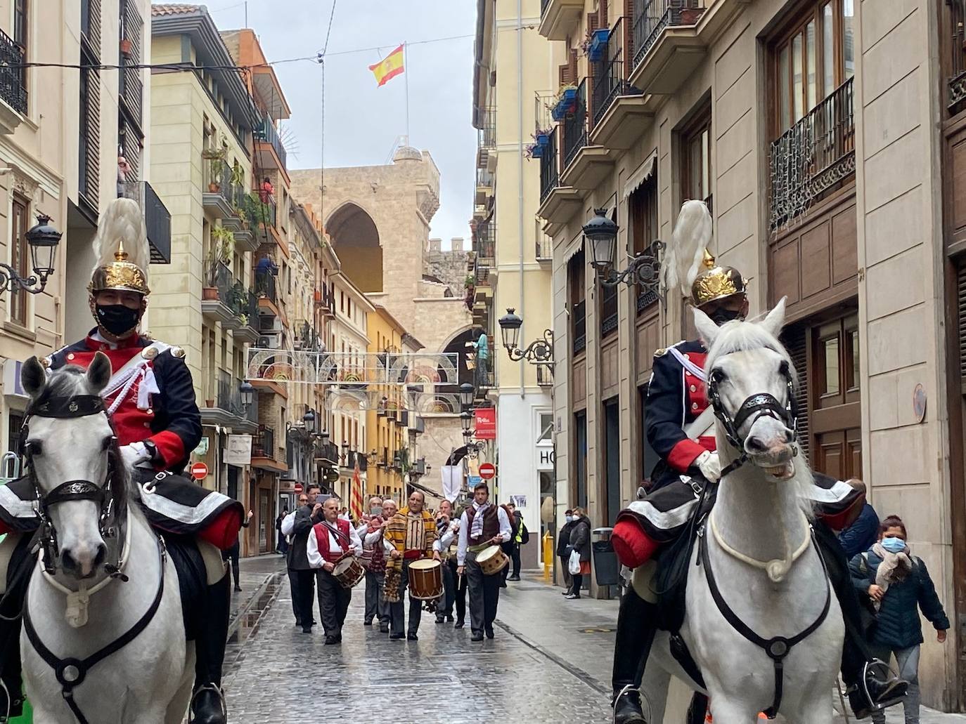 La lluvia no ha podido con el fervor a la Virgen de los Desemperados. La primera jornada de la ofrenda de las Fallas está pasada por agua y protagonizada por las flores y los paraguas, pero nada detiene la ilusión de los falleros de desfilar hasta la Mare de Déu. 