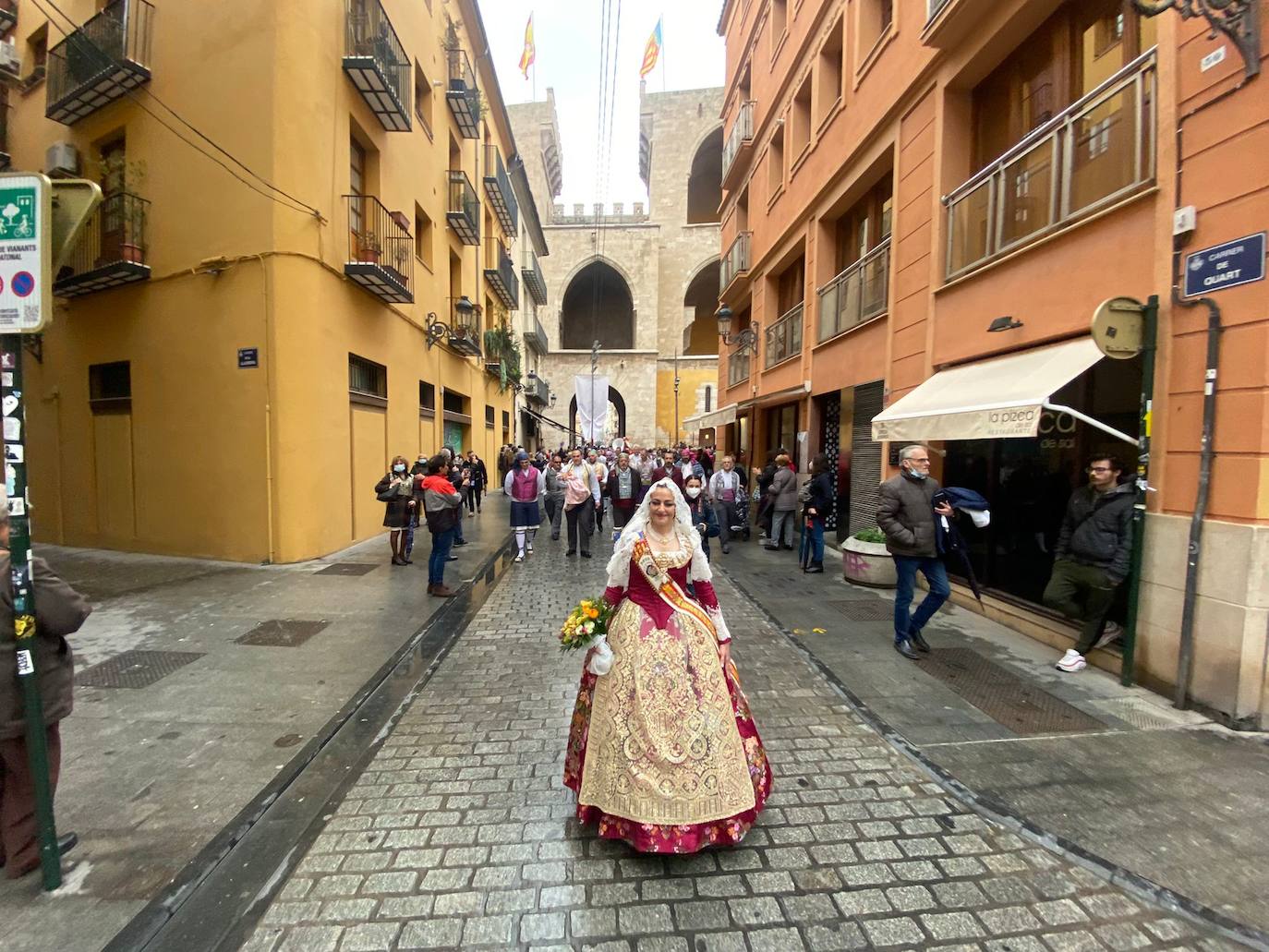 La lluvia no ha podido con el fervor a la Virgen de los Desemperados. La primera jornada de la ofrenda de las Fallas está pasada por agua y protagonizada por las flores y los paraguas, pero nada detiene la ilusión de los falleros de desfilar hasta la Mare de Déu. 