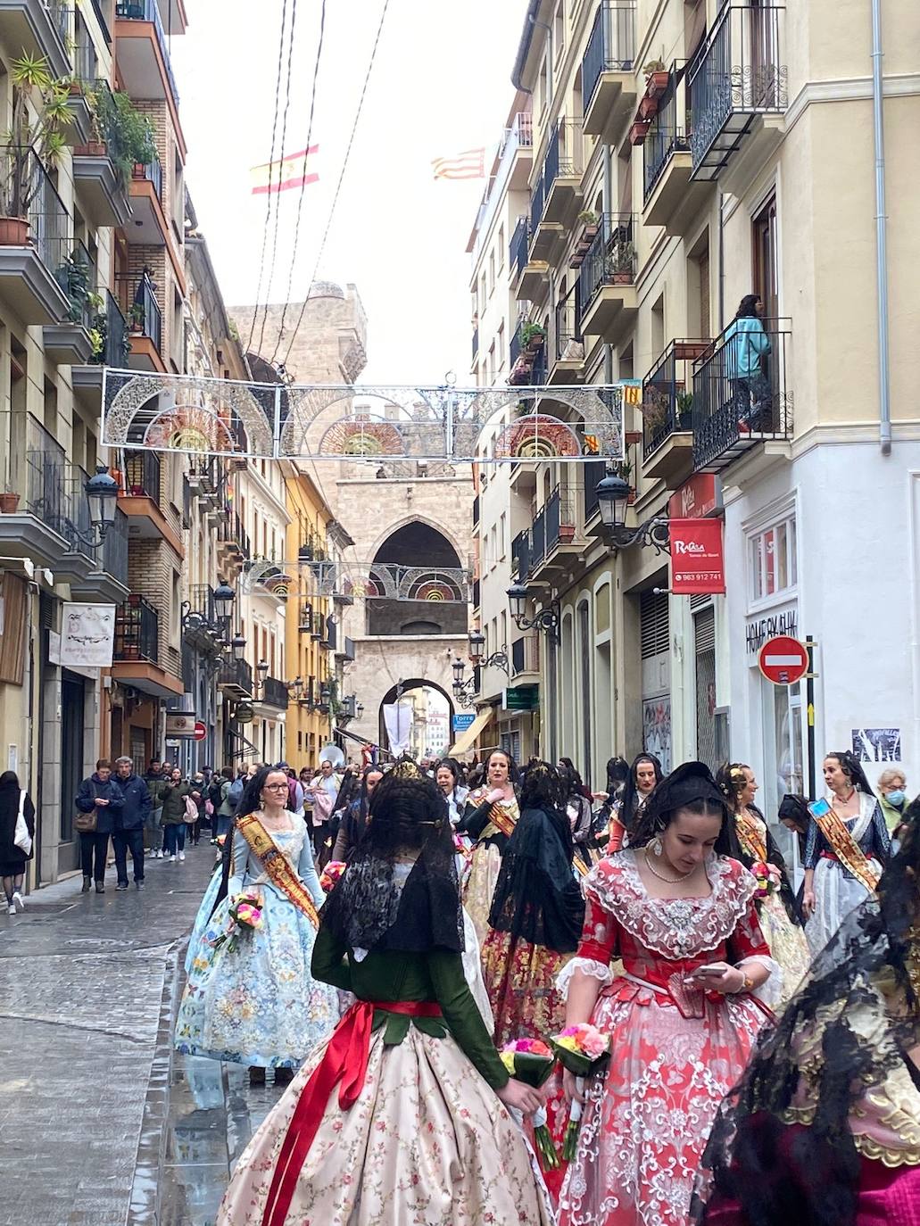 La lluvia no ha podido con el fervor a la Virgen de los Desemperados. La primera jornada de la ofrenda de las Fallas está pasada por agua y protagonizada por las flores y los paraguas, pero nada detiene la ilusión de los falleros de desfilar hasta la Mare de Déu. 