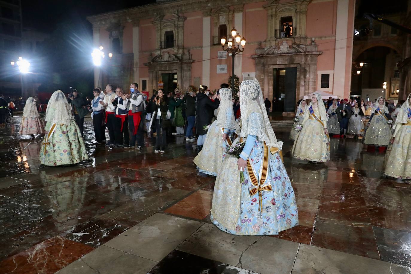 La fallera mayor infantil de Valencia, pasa ante la imagen de la Virgen. 