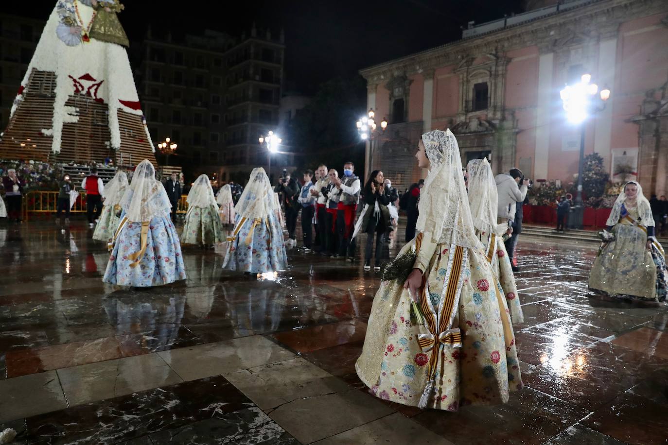 La fallera mayor infantil de Valencia, pasa ante la imagen de la Virgen. 