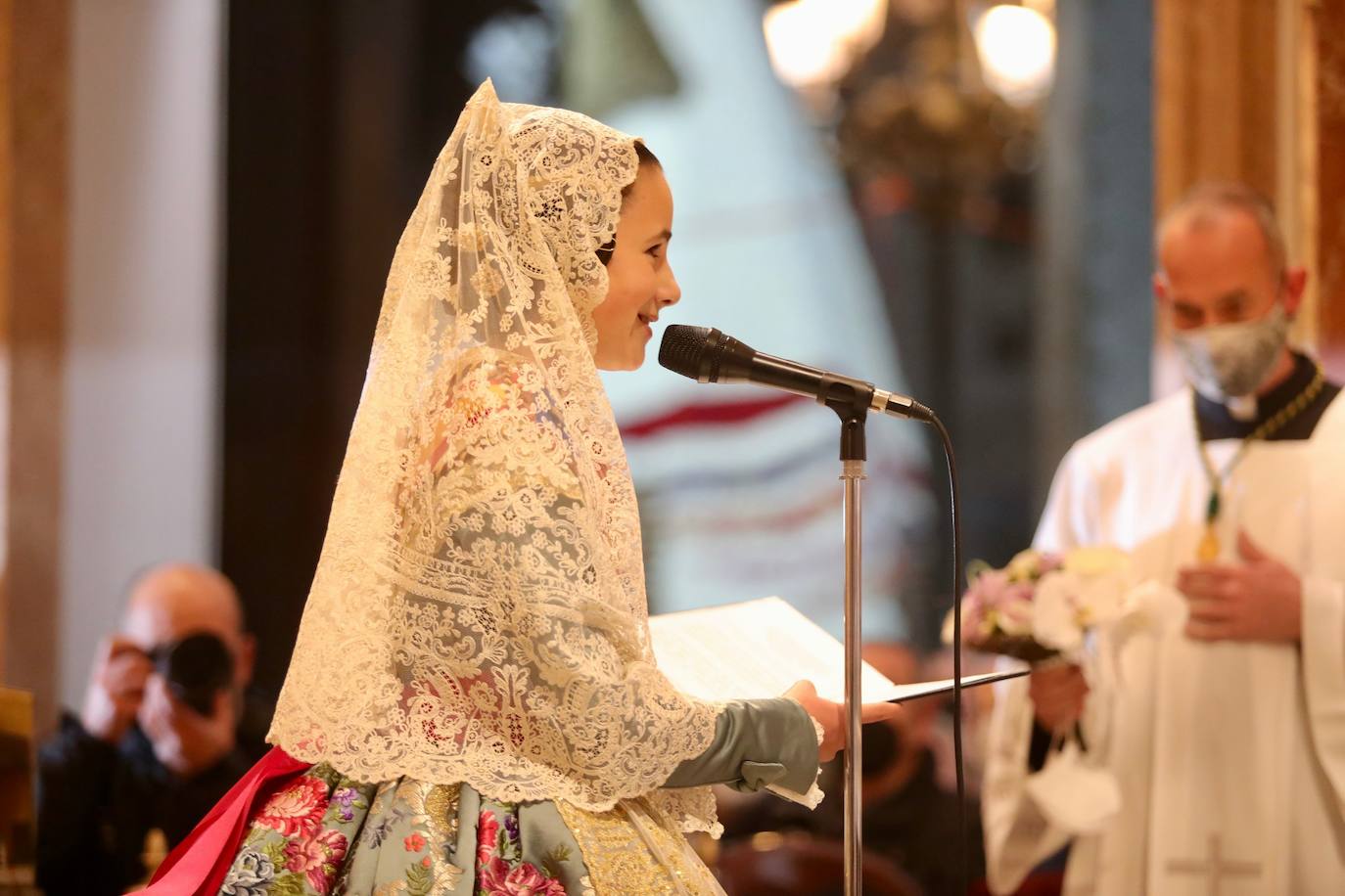 La fallera mayor infantil de Valencia, pasa ante la imagen de la Virgen. 