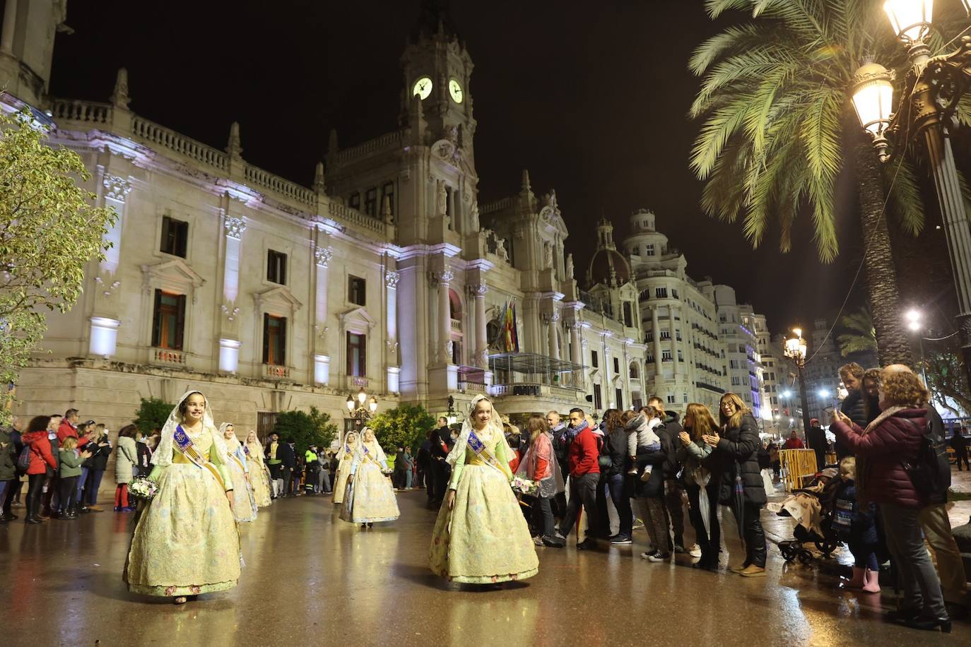 La fallera mayor infantil de Valencia, pasa ante la imagen de la Virgen. 