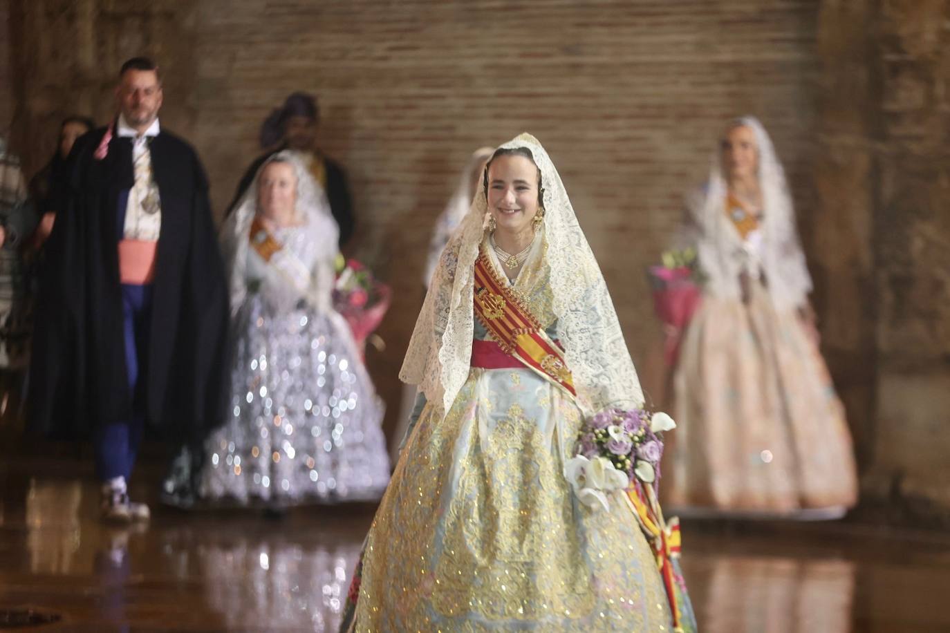 La fallera mayor infantil de Valencia, pasa ante la imagen de la Virgen. 