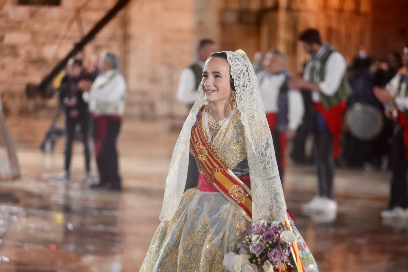 La fallera mayor infantil de Valencia, pasa ante la imagen de la Virgen. 