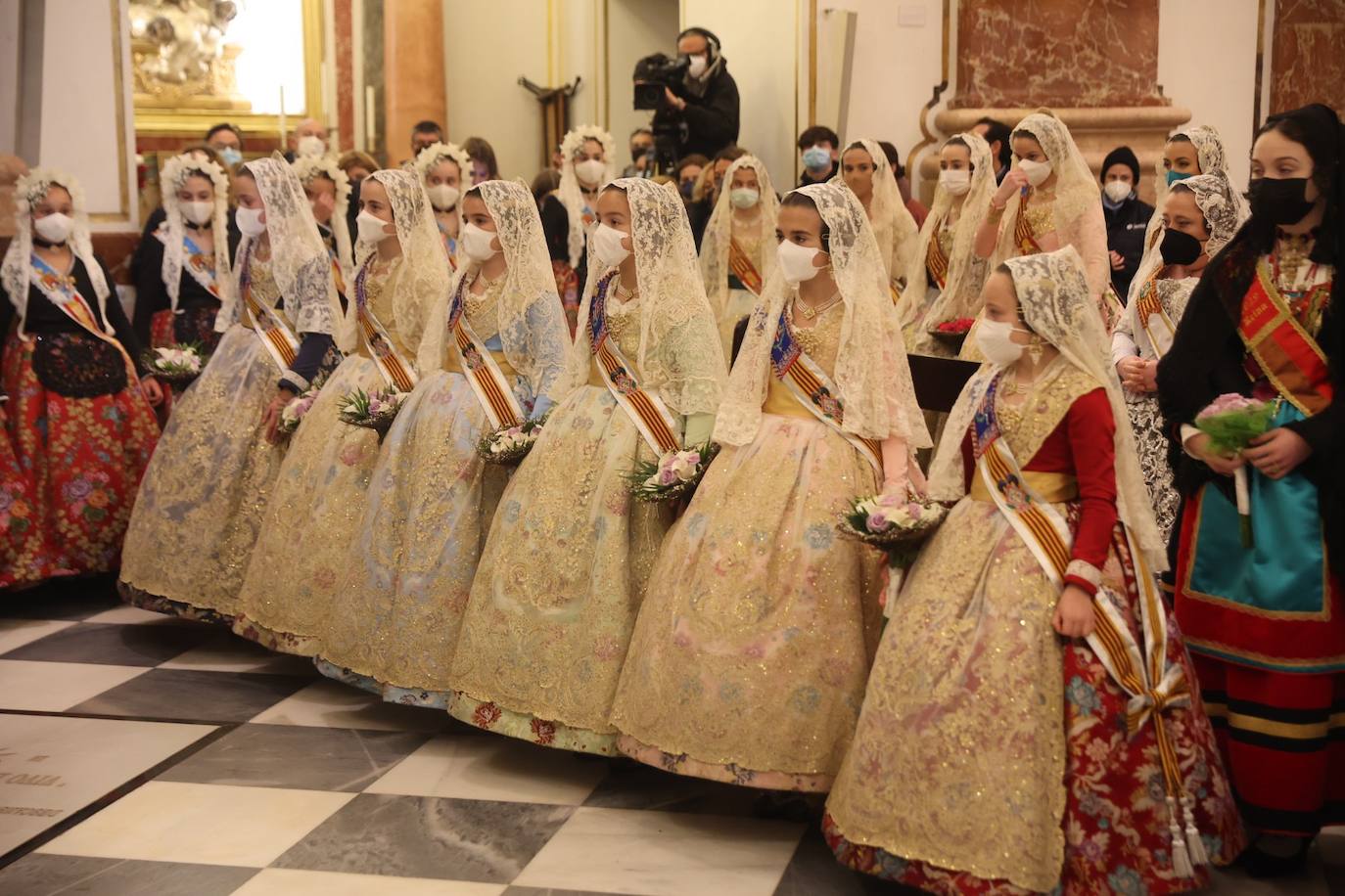 La fallera mayor infantil de Valencia, pasa ante la imagen de la Virgen. 