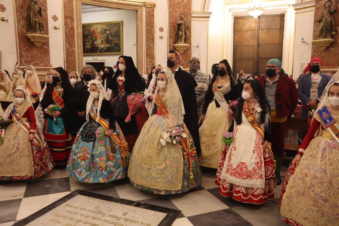 La fallera mayor infantil de Valencia, pasa ante la imagen de la Virgen. 