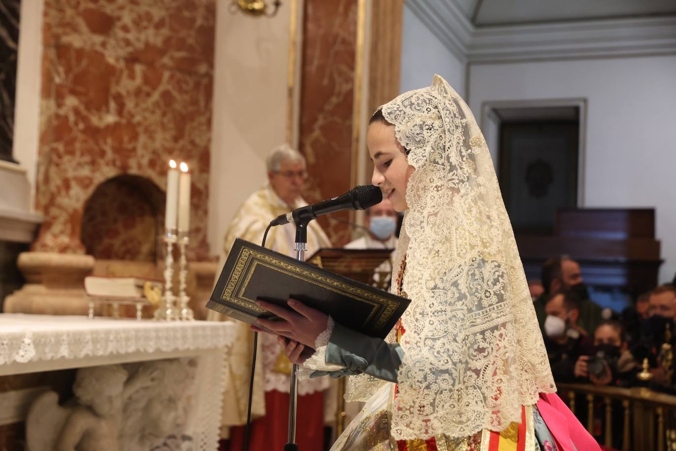 La fallera mayor infantil de Valencia, pasa ante la imagen de la Virgen. 