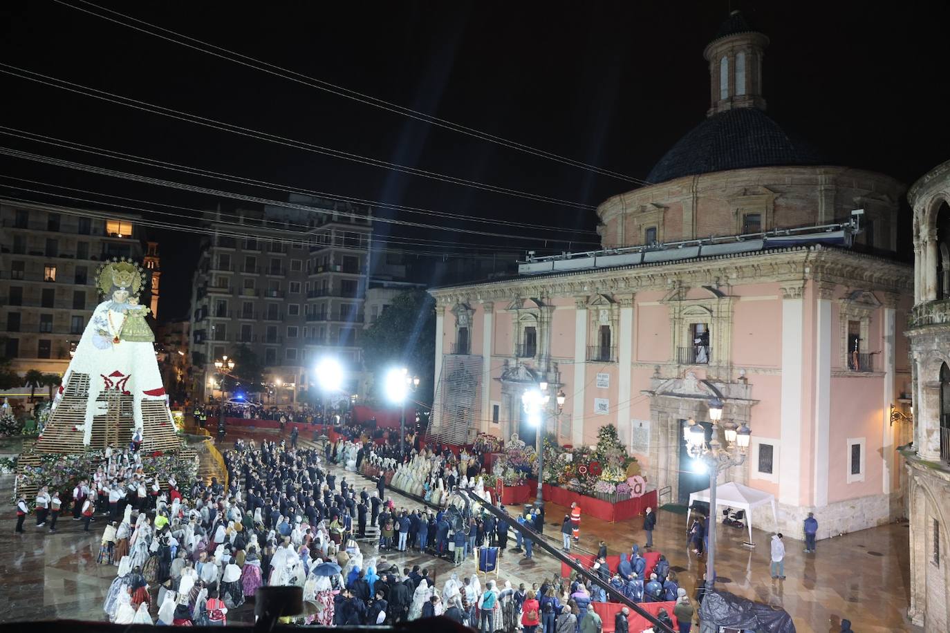 La fallera mayor infantil de Valencia, pasa ante la imagen de la Virgen. 