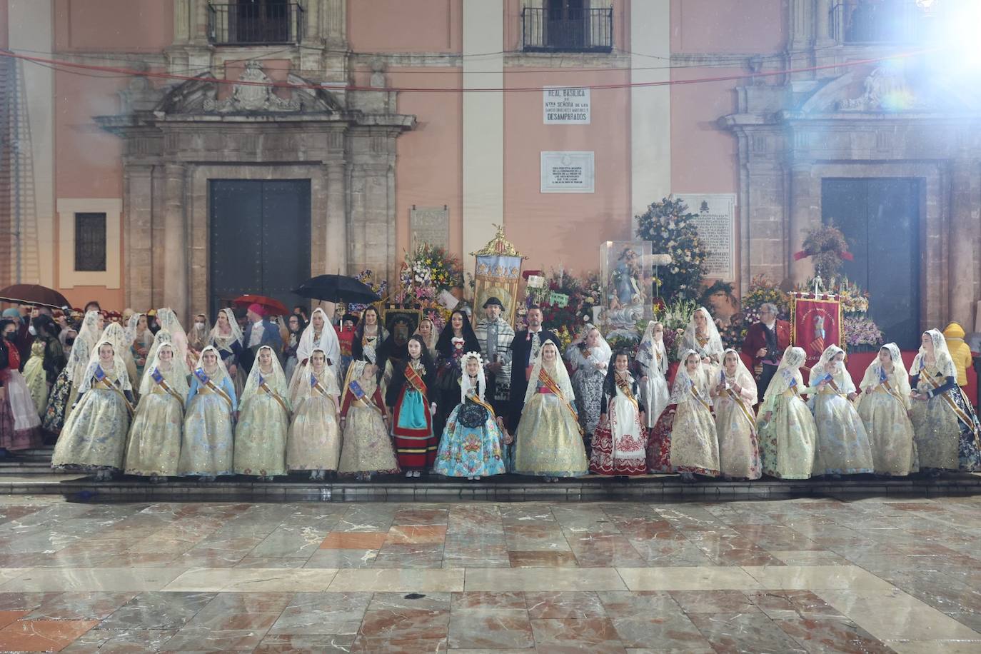 La fallera mayor infantil de Valencia, pasa ante la imagen de la Virgen. 