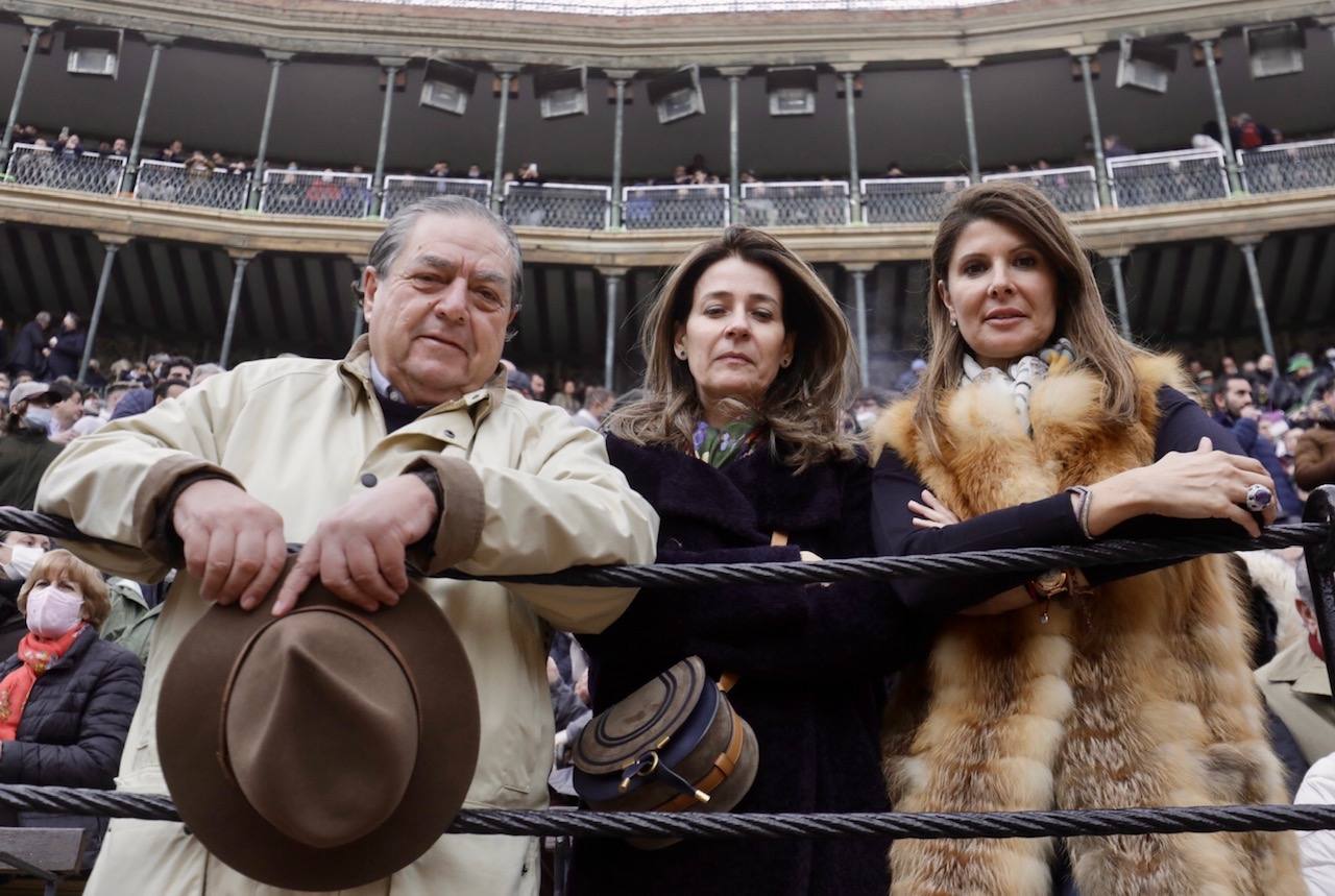 Vicente Boluda estuvo acompañado de su mujer, Esther Pastor, con chaleco de pieles, y Mónica Michavila.