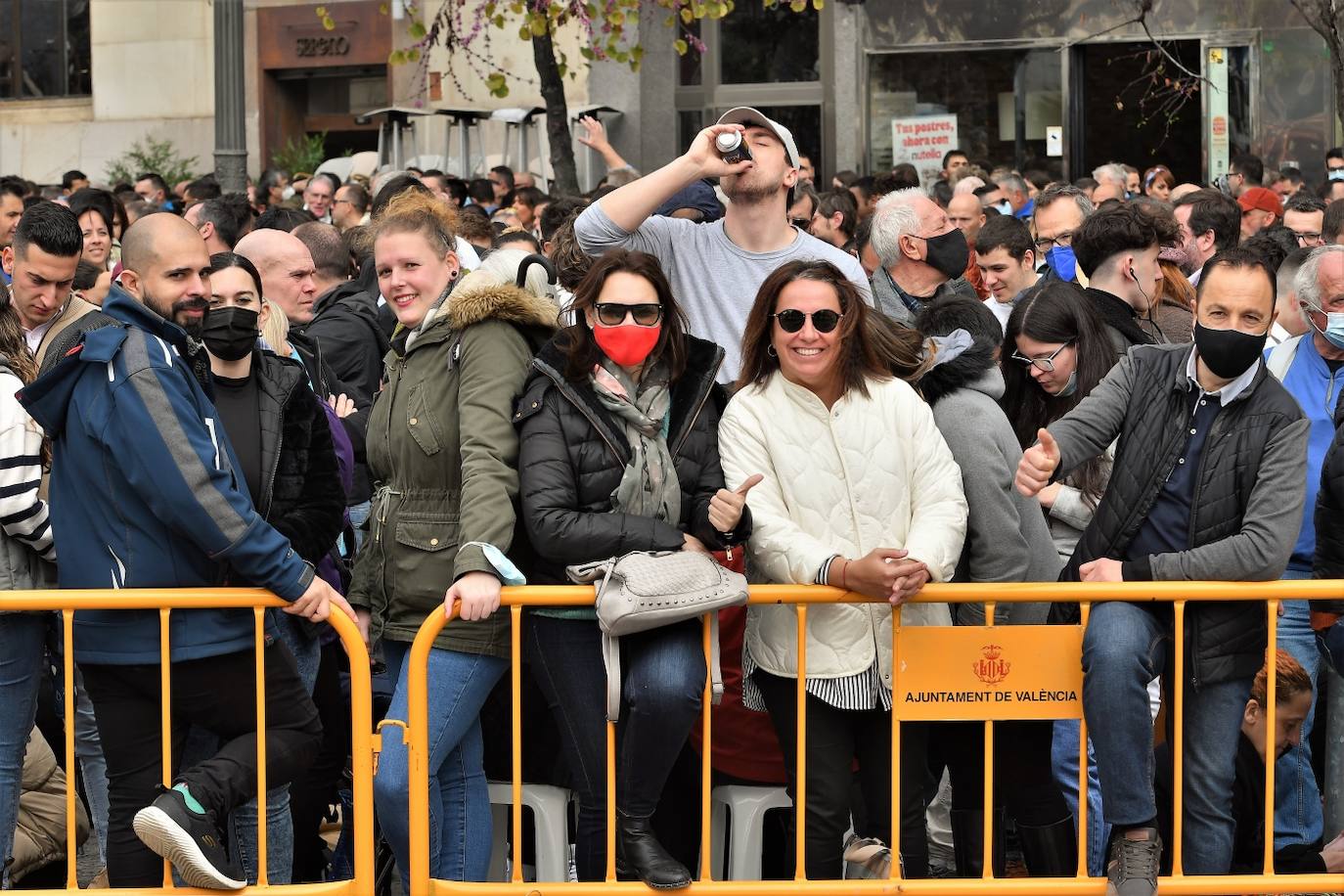 Fotos: Búscate en la mascletà de este 18 de marzo de 2022