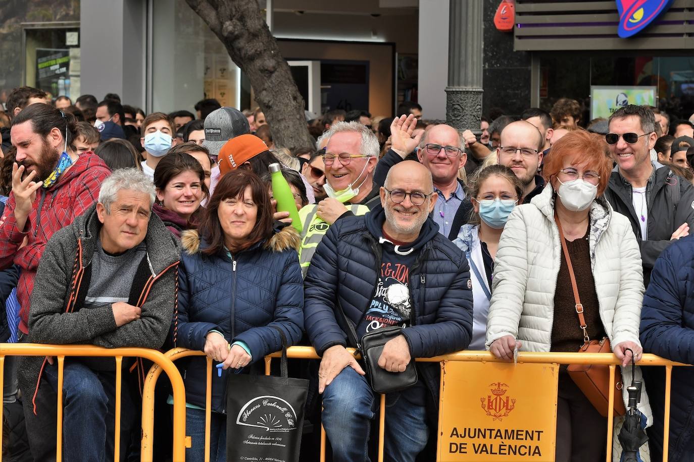 Fotos: Búscate en la mascletà de este 18 de marzo de 2022